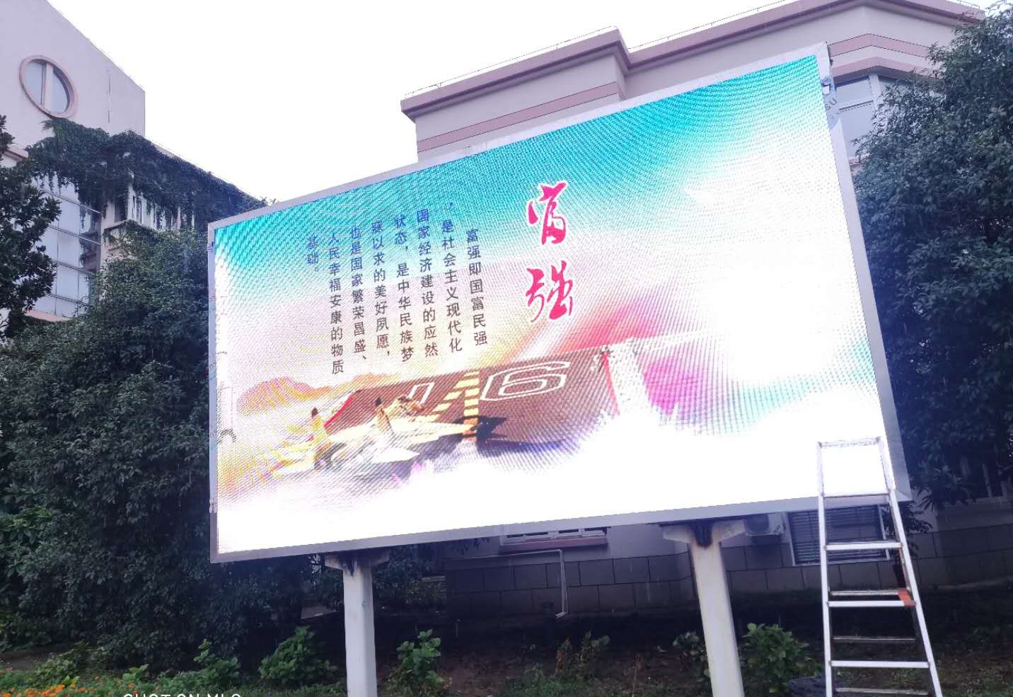 張家港外國語學(xué)校戶外P5“3高”LED顯示大屏完美顯示！